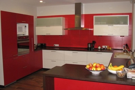 Угловая кухня в стиле Хай Тек красного цвета купить по лучшим ценам